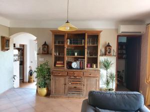 salon z dużym drewnianym centrum rozrywki w obiekcie Villa au coeur des vignes w mieście Le Luc