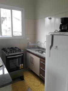 Virtuvė arba virtuvėlė apgyvendinimo įstaigoje Kitnet Ubatuba 2