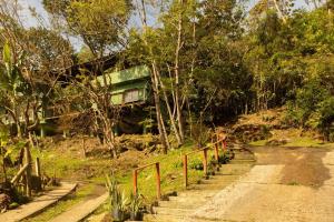 um conjunto de escadas que levam a uma casa numa colina em Pousada Moradas Céu da Lagoa em Garopaba