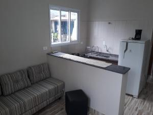 Virtuvė arba virtuvėlė apgyvendinimo įstaigoje Kitnet Ubatuba 2
