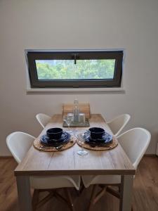 uma mesa de jantar com cadeiras e uma janela em OTA-Group Luxury selection em Bratislava