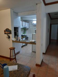 una gran cocina con encimera en una habitación en Apartamento Canto das Pedras, en Florianópolis