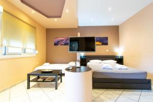 TV a/nebo společenská místnost v ubytování Sunset Apartments Free shuttle from Athen's Airport