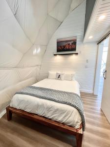 Кровать или кровати в номере Geodome water view stay on Grand Manan Island