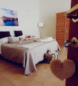 um quarto com uma cama grande com um coração no chão em ARAGONESE 73 em Taranto