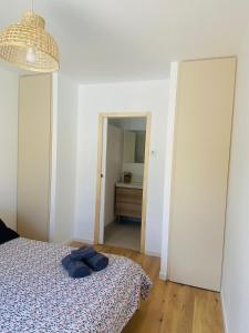 1 dormitorio con cama y pasillo con espejo en Villa Gebano, en Saussines