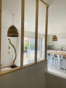 cocina con ventana grande y mesa en Villa Gebano, en Saussines