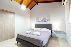 Postel nebo postele na pokoji v ubytování Sunset Apartments Free shuttle from Athen's Airport