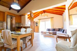 Posezení v ubytování Sunset Apartments Free shuttle from Athen's Airport