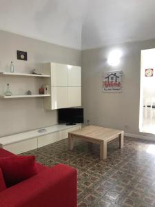 - un salon avec un canapé et une table basse dans l'établissement Appartamento La Cementina, à Trapani