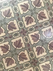 une fermeture d’un motif floral sur un sol dans l'établissement Appartamento La Cementina, à Trapani