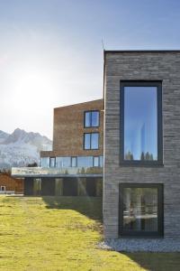 ein Haus mit einem großen Fenster an der Seite in der Unterkunft Alpengasthof Filzstein in Krimml