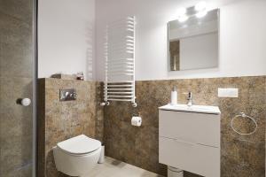 Kúpeľňa v ubytovaní Blue Apartament & Office Kudowa-Zdrój + 8 fotografií