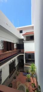 大加那利岛拉斯帕尔马斯Casa Andrea的带庭院的建筑外观