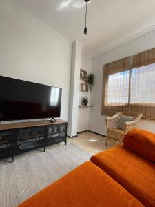 uma sala de estar com uma grande televisão de ecrã plano em Sarah Kite II Vv, Room 1 em Playa del Burrero
