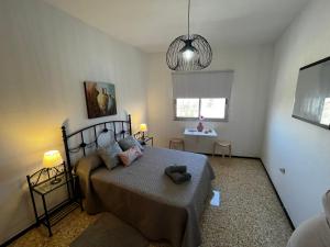 een slaapkamer met een bed en een televisie. bij Sarah Kite II Vv, Room 1 in Playa del Burrero