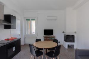 A television and/or entertainment centre at Appartamento con terrazza vicino al Vaticano