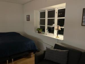 En eller flere senge i et værelse på Jonstrupvejens Apartments Lejl B