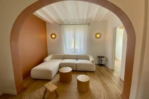 sala de estar con sofá blanco y mesa en House with garden ideal D-DAY beaches and Caen, en Hermanville-sur-Mer