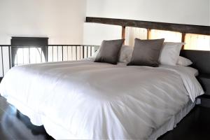 Una cama o camas en una habitación de Departamentos Boulevard Caseros