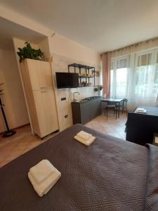 - une chambre avec un lit et 2 serviettes dans l'établissement Alloggio Liberty, à Gorizia