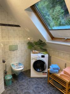 Koupelna v ubytování Waldblickwohnung mit schöner Terrasse und Kamin