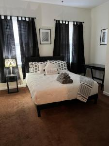 sypialnia z dużym łóżkiem z czarnymi zasłonami w obiekcie Cozy Home located in a prime area. w Filadelfii