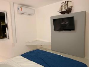 una camera con letto e TV a parete di Pé na areia - Muro Alto - Porto de Galinhas a Porto De Galinhas