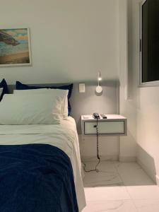 una camera con letto e tavolino di Pé na areia - Muro Alto - Porto de Galinhas a Porto De Galinhas