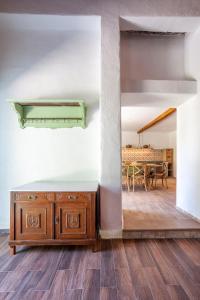 Cette chambre comprend une armoire en bois et une salle à manger. dans l'établissement Olea Skopelos villas with swimming pools & sea view, à Panormos Skopelos