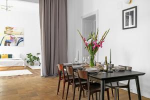 Łóżko lub łóżka w pokoju w obiekcie oompH Koszyki Luxurious Apartments