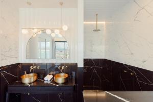 NEW! Dacha on Maggie No#2, Unrivaled Island Luxury في خليج نيللي: حمام مغسلتين ومرآة
