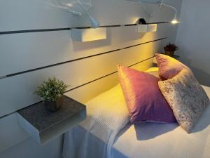 un letto con due cuscini sopra in una stanza di Sarah Kite II Vv, Room 2 a Playa del Burrero