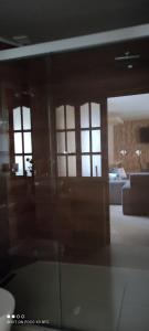 un soggiorno con finestre e un divano in camera di Departamento El-Shaddai a Tarija