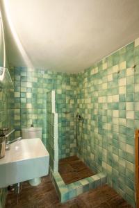 Vannituba majutusasutuses Olea Skopelos villas with swimming pools & sea view