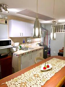 a kitchen with a table with a plate of fruit on it at Apartment Angeluz in San Andrés