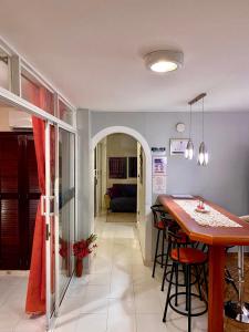 a kitchen and dining room with a table and chairs at Apartment Angeluz in San Andrés