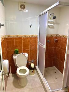 uma casa de banho com um WC e um chuveiro em Apartment Angeluz em San Andrés