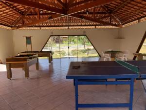 ein Zimmer mit drei Tischtennisplatten darin in der Unterkunft Casa com 3 quartos em Condomínio de Luxo in Gravatá