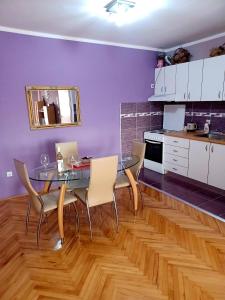 comedor con mesa y sillas en la cocina en Lovely L home BN centar -Rent a car automatic, en Bijeljina
