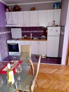 Kuchyň nebo kuchyňský kout v ubytování Lovely L home BN centar -Rent a car automatic
