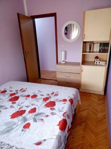 Postel nebo postele na pokoji v ubytování Lovely L home BN centar -Rent a car automatic