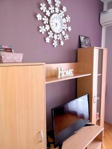 Postel nebo postele na pokoji v ubytování Lovely L home BN centar -Rent a car automatic