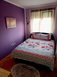 Postel nebo postele na pokoji v ubytování Lovely L home BN centar -Rent a car automatic