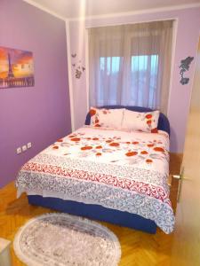 Postel nebo postele na pokoji v ubytování Lovely L home BN centar -Rent a car automatic