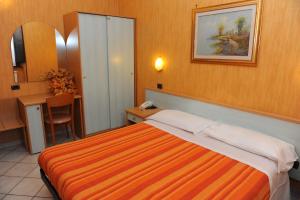 Postel nebo postele na pokoji v ubytování Hotel Isolabella
