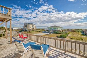 um deque com cadeiras e vista para o oceano em Whaley Topsail Beach em Topsail Beach