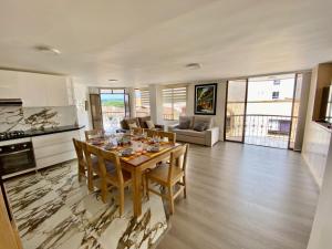 a kitchen and living room with a table and chairs at Apartamento Calle Real in Quimbaya
