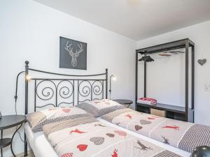 ein Schlafzimmer mit einem Bett mit zwei Kissen darauf in der Unterkunft IndieBerge in Mittersill