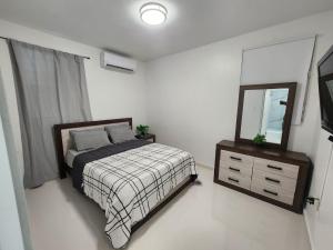 Tempat tidur dalam kamar di Home San Juan